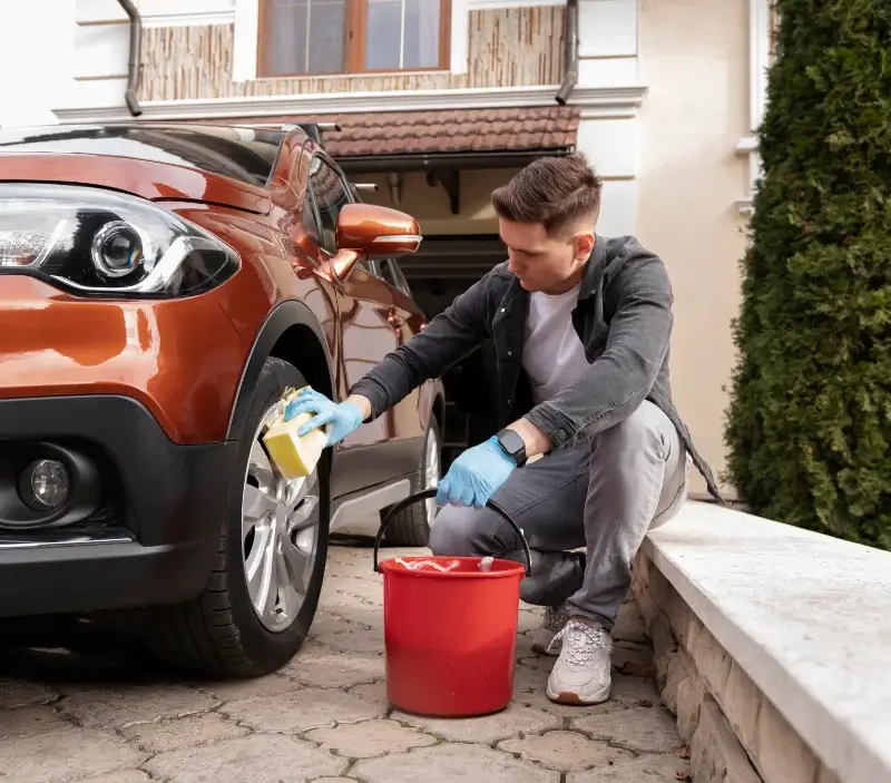 Lavage auto à domicile Sainte-Opportune-du-Bosc : professionnel intervenant sur un véhicule